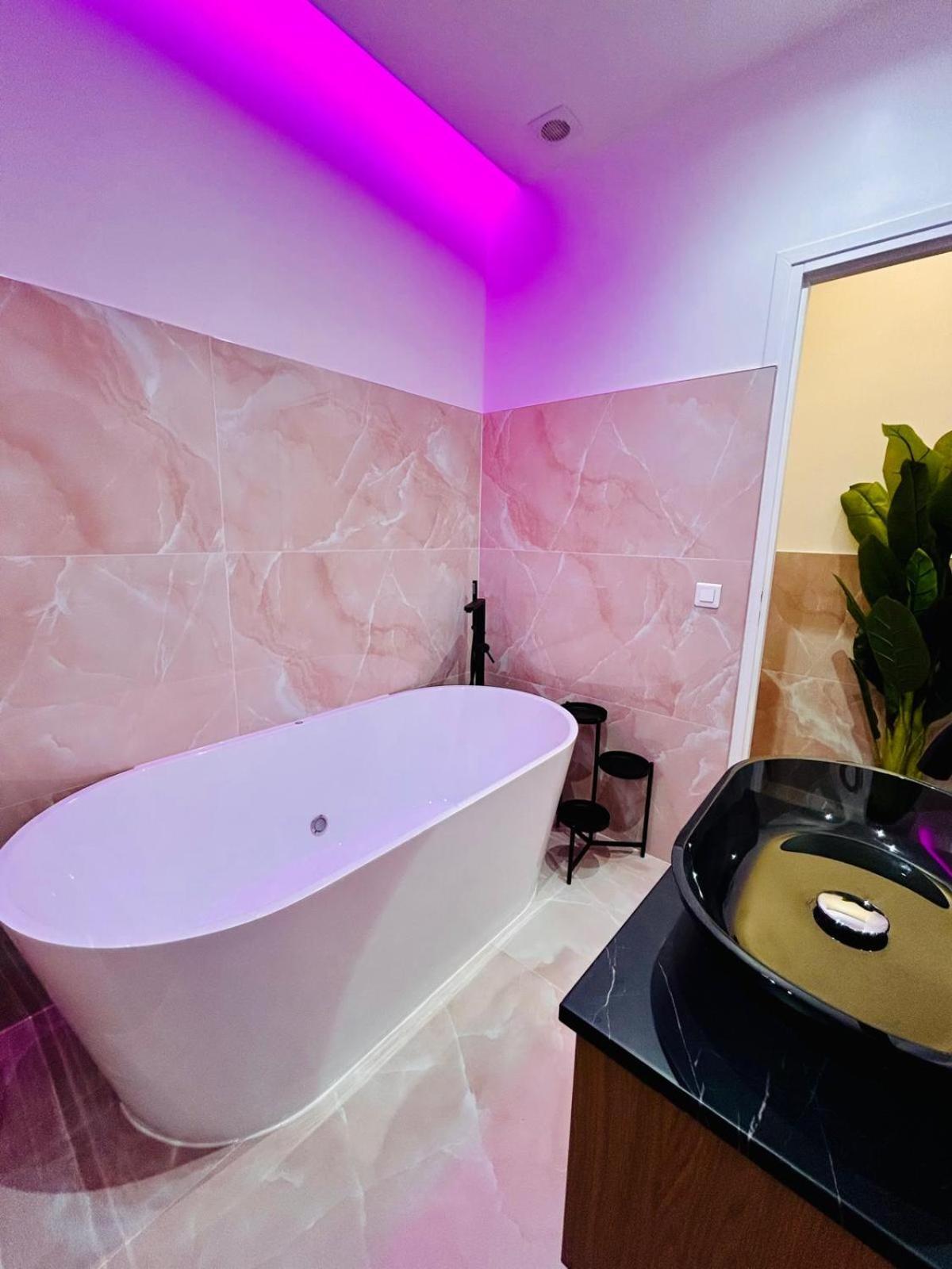 Intimate Escape - Seaside - Spa Bath - Wifi - Ac Nice Exteriér fotografie